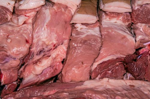 Jäst slaktavfall sprutade ut över bilar och en väg utanför Falköping.