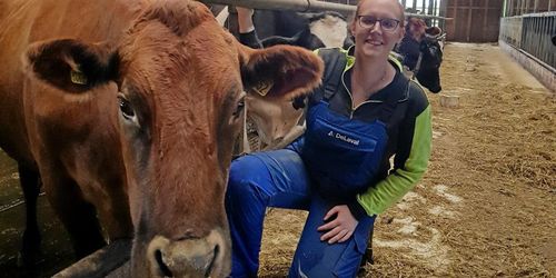 Hon bjuder in till koinsläpp på gården