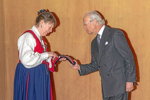 Ingrid Knutsson visar sitt broderade kungamonogram för just kungen.