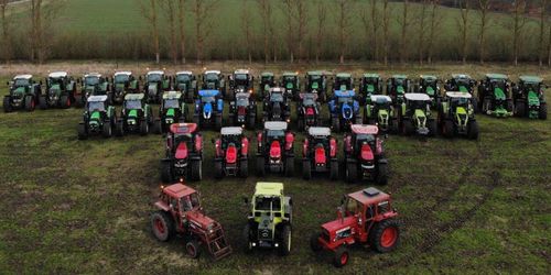 Traktorer putsade till paradskick