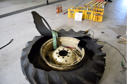 70 enliters brännvinsflaskor hade gömts i det här däcket.