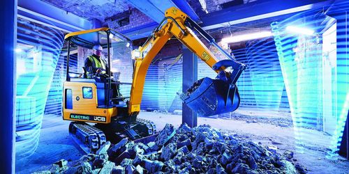 JCB rullar ut första minigrävarna på el