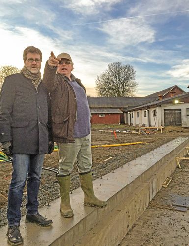 Kommunalrådet Ulf Kamne (MP) och arrendatorn Ronny Johansson vid grunden till det nya kostallet på Häljereds gård.