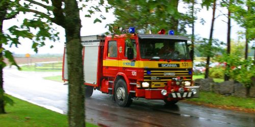 Man svårt skadad i ladugårdsbrand