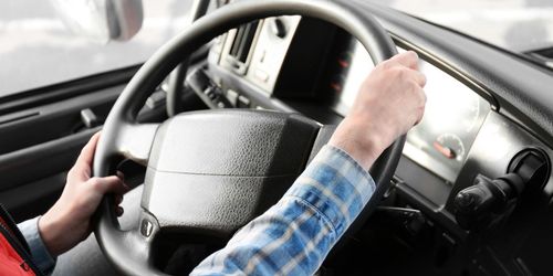 Allt fler tjejer vill köra lastbil