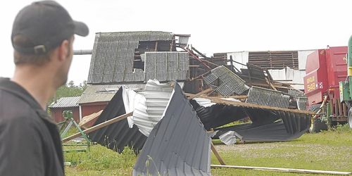 Trombliknande storm raserade maskinhall