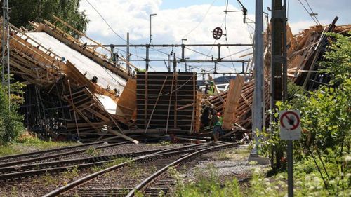 Tolv skadade när bro rasade