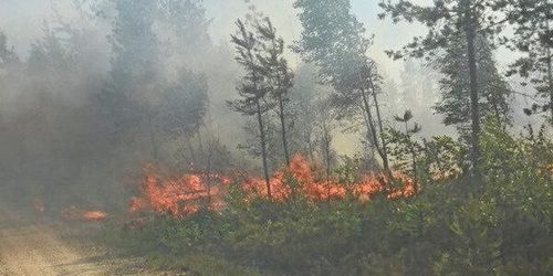 Släckningsarbetet fortsätter - inväntar kraftiga vindar