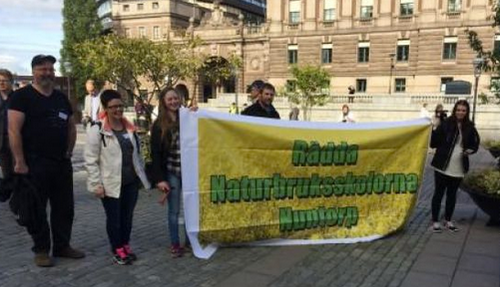 Trots protester från både branschen och elever lyckades man inte rädda Nuntorp. Men i Dingle blir det nystart med lantbruk på schemat.