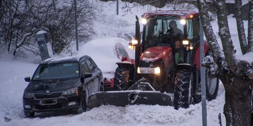 Snön knäcker ekonomin i över 100 kommuner