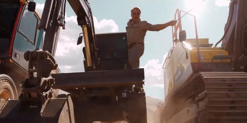 Dolph Lundgren i svettigt träningspass med grävmaskiner