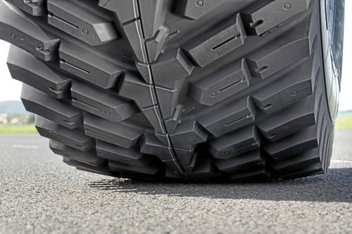 Däckets utformning gör att upp till 40 procent av ytan ska hålla kontakt med vägbanan.