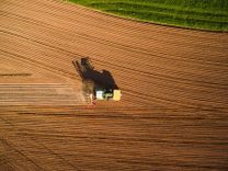 Systemets automatiska sektionsavstänging gör att man kan minska förbrukningen av gödsel och utsäde genom att det motverkar dubbelsådd.